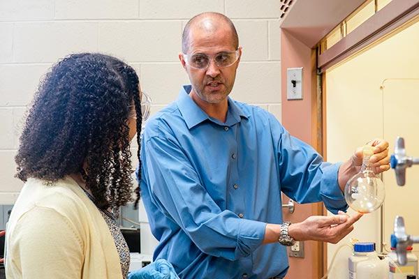 教授和学生在Chemistry实验室